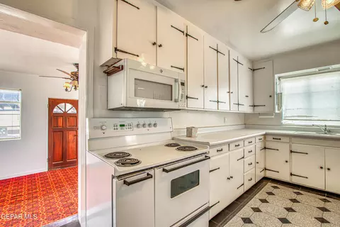 Kitchen - 6540 Mcnutt Rd, Anthony, NM 88021 photo 3 of 4