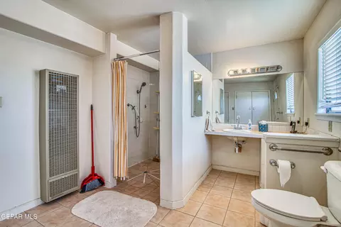 Bath - 6540 Mcnutt Rd, Anthony, NM 88021 photo 2 of 12