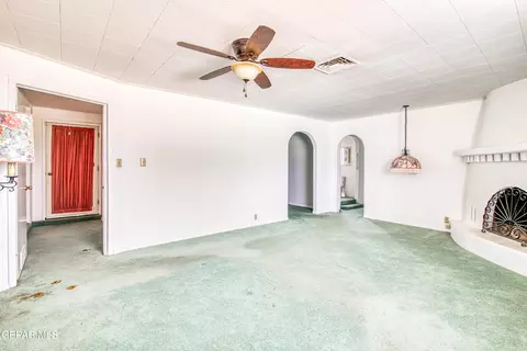 Living - 6540 Mcnutt Rd, Anthony, NM 88021 photo 10 of 12