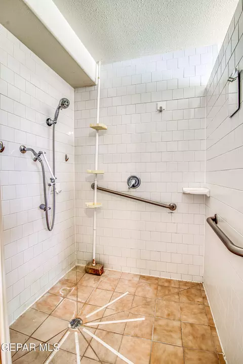 Bath - 6540 Mcnutt Rd, Anthony, NM 88021 photo 4 of 12