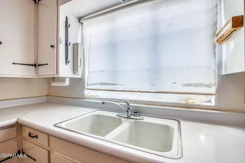 Kitchen - 6540 Mcnutt Rd, Anthony, NM 88021 photo 2 of 4
