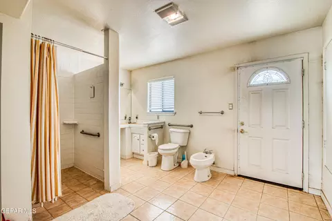 Bath - 6540 Mcnutt Rd, Anthony, NM 88021 photo 1 of 12