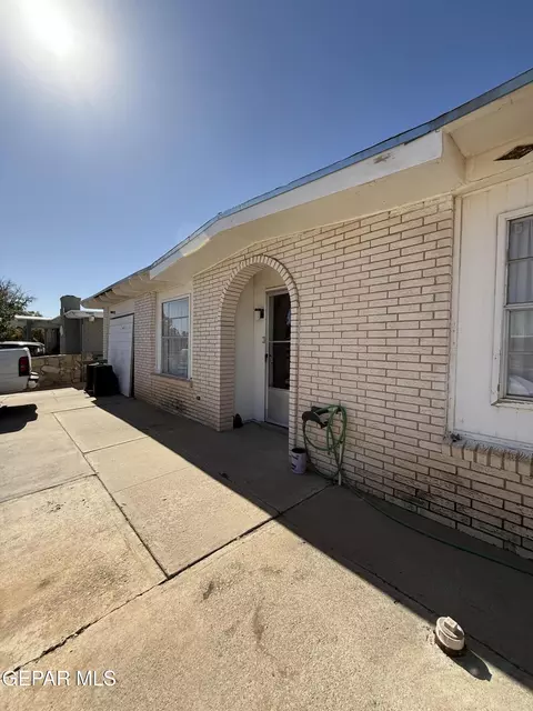 10477 Mackinaw St, El Paso, TX 79924