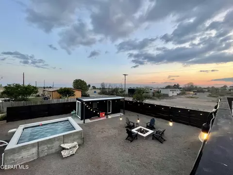 502 E Galveston St, Marfa, TX 79843