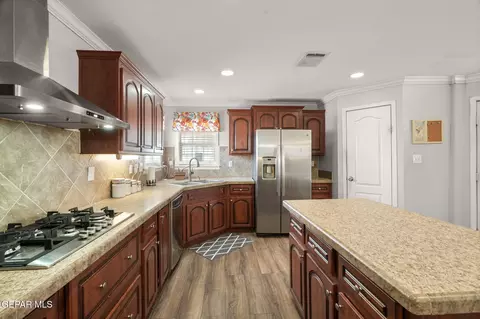 Kitchen - 12435 Sugden Rd, Clint, TX 79836 photo 3 of 4