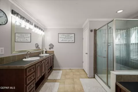 Bath - 12435 Sugden Rd, Clint, TX 79836 photo 3 of 6