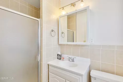 Bath - 901 E Avenue B, Alpine, TX 79830 photo 3 of 3