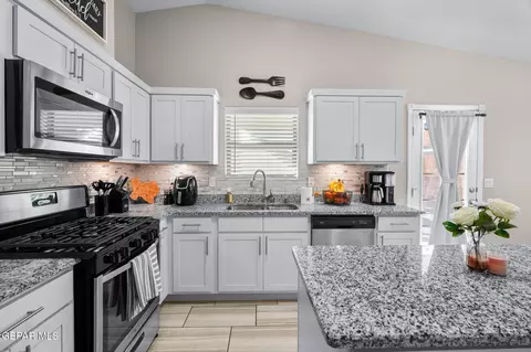 Kitchen - 15008 Method Ave, El Paso, TX 79938 photo 6 of 6