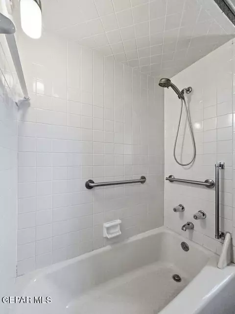 Bath - 520 Blacker Ave, El Paso, TX 79902 photo 5 of 7