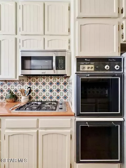 Kitchen - 520 Blacker Ave, El Paso, TX 79902 photo 4 of 7