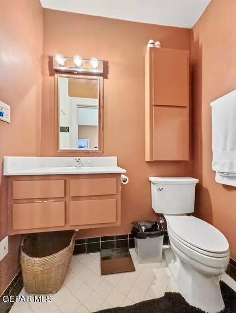 Bath - 520 Blacker Ave, El Paso, TX 79902 photo 3 of 7