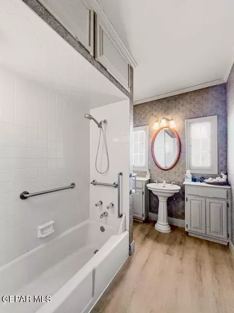 Bath - 520 Blacker Ave, El Paso, TX 79902 photo 6 of 7