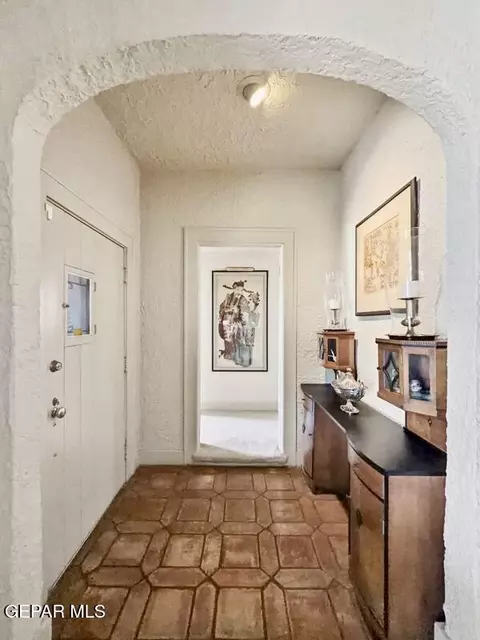 Entry Way - 520 Blacker Ave, El Paso, TX 79902 photo 4 of 5