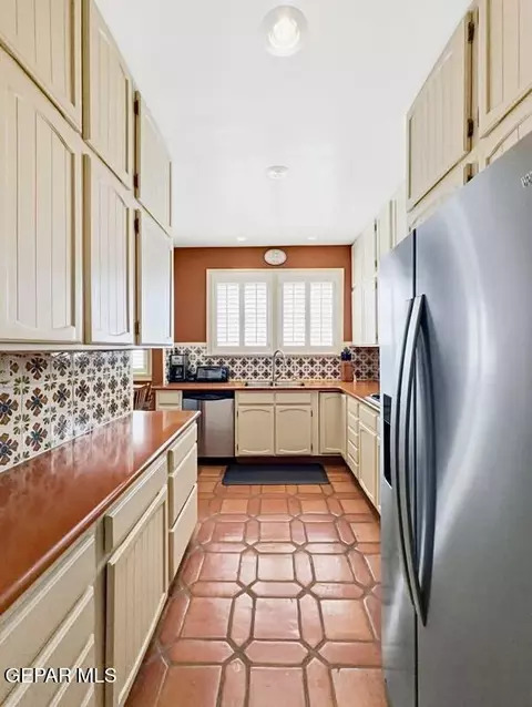Kitchen - 520 Blacker Ave, El Paso, TX 79902 photo 7 of 7
