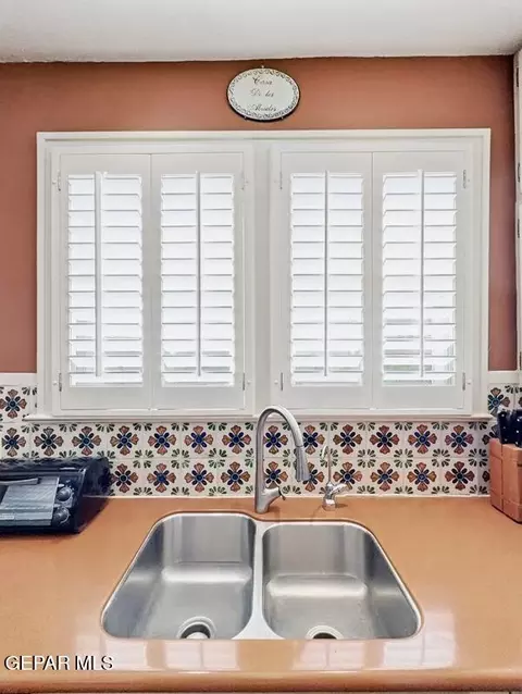 Kitchen - 520 Blacker Ave, El Paso, TX 79902 photo 5 of 7