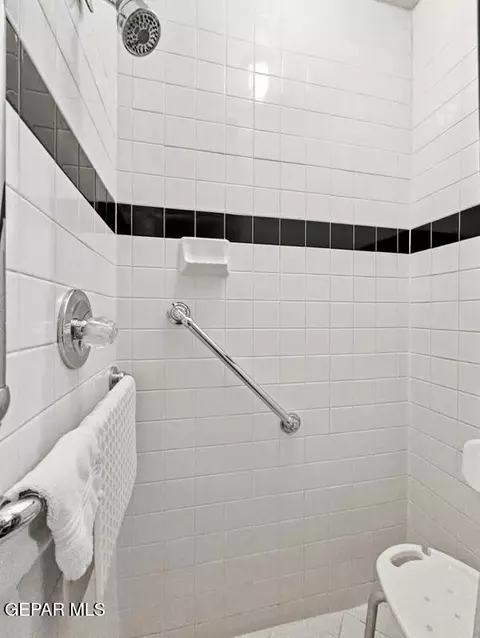 Bath - 520 Blacker Ave, El Paso, TX 79902 photo 4 of 7