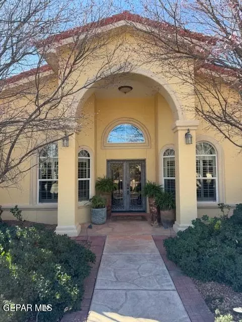 426 Country Oaks Dr, El Paso, TX 79932