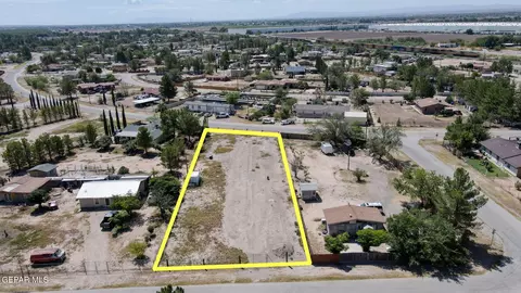 410 Valle Rojo Dr, Socorro, TX 79927