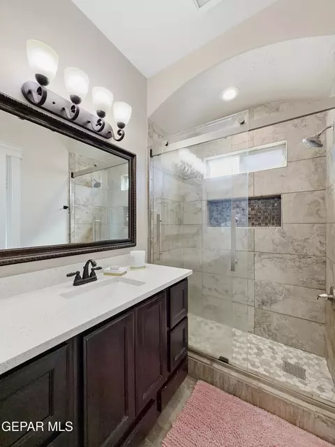 Bath - 1024 Maximo St, El Paso, TX 79932 photo 8 of 8