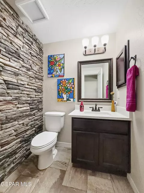 Bath - 1024 Maximo St, El Paso, TX 79932 photo 7 of 8