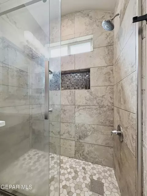 Bath - 1024 Maximo St, El Paso, TX 79932 photo 4 of 8