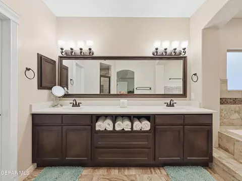 Bath - 1024 Maximo St, El Paso, TX 79932 photo 6 of 8