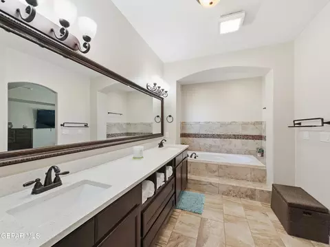 Bath - 1024 Maximo St, El Paso, TX 79932 photo 3 of 8