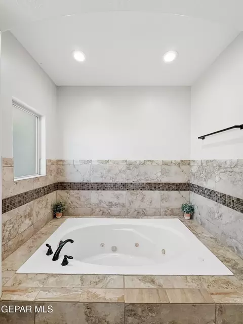 Bath - 1024 Maximo St, El Paso, TX 79932 photo 5 of 8