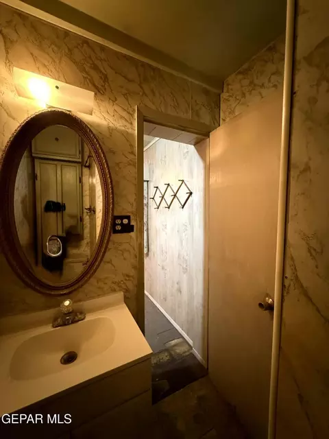 Bath - 228 Mango Rd, El Paso, TX 79915 photo 4 of 4