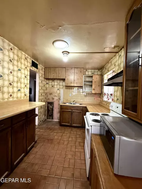 Kitchen - 228 Mango Rd, El Paso, TX 79915 photo 1 of 3