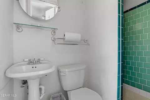 Bath - 700 E Baltimore Dr, El Paso, TX 79902 photo 5 of 5