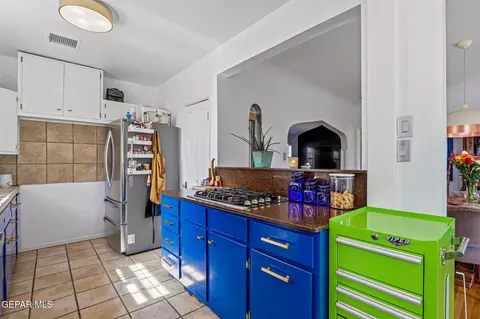 Kitchen - 700 E Baltimore Dr, El Paso, TX 79902 photo 3 of 6