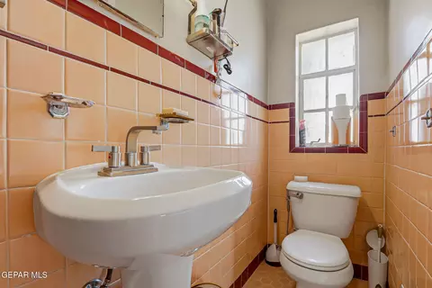 Bath - 700 E Baltimore Dr, El Paso, TX 79902 photo 4 of 5