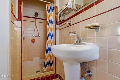 Bath - 700 E Baltimore Dr, El Paso, TX 79902 photo 3 of 5
