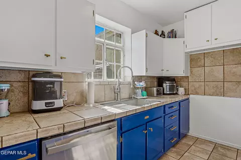 Kitchen - 700 E Baltimore Dr, El Paso, TX 79902 photo 5 of 6