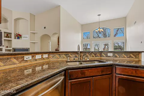 Kitchen - 617 Wallace Rd, Anthony, NM 88021 photo 3 of 4
