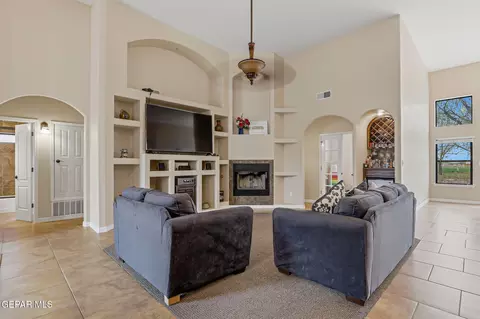 Living - 617 Wallace Rd, Anthony, NM 88021 photo 2 of 2
