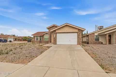 800 Nazareno St, Horizon City, TX 79928