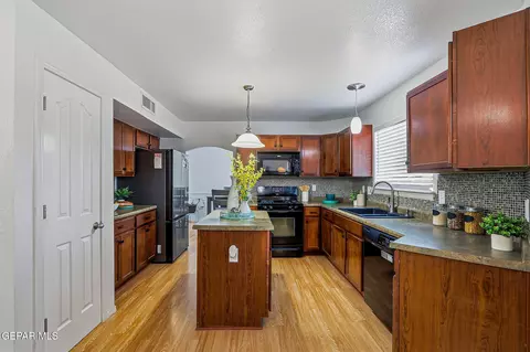 Kitchen - 680 Sequeiros Ct, El Paso, TX 79932 photo 7 of 10