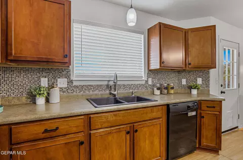 Kitchen - 680 Sequeiros Ct, El Paso, TX 79932 photo 6 of 10