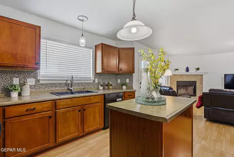 Kitchen - 680 Sequeiros Ct, El Paso, TX 79932 photo 9 of 10