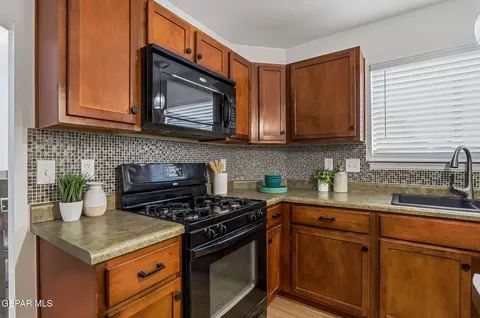 Kitchen - 680 Sequeiros Ct, El Paso, TX 79932 photo 3 of 10