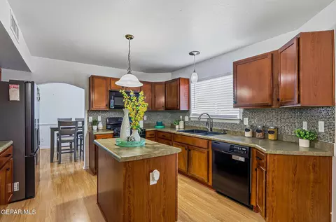 Kitchen - 680 Sequeiros Ct, El Paso, TX 79932 photo 5 of 10