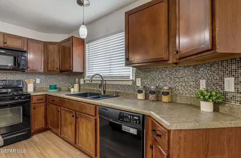 Kitchen - 680 Sequeiros Ct, El Paso, TX 79932 photo 4 of 10