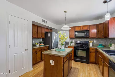 Kitchen - 680 Sequeiros Ct, El Paso, TX 79932 photo 8 of 10