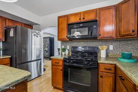 Kitchen - 680 Sequeiros Ct, El Paso, TX 79932 photo 2 of 10