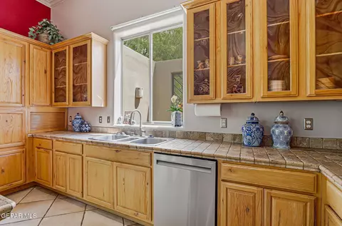 Kitchen - 5601 Burning Tree Dr, El Paso, TX 79912 photo 4 of 7