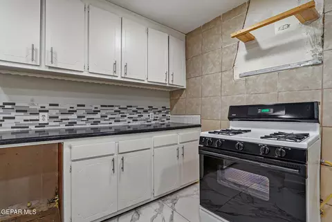 Kitchen - 171 Holguin Ave, Vinton, TX 79821 photo 6 of 7