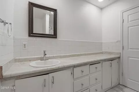 Bath - 171 Holguin Ave, Vinton, TX 79821 photo 2 of 6