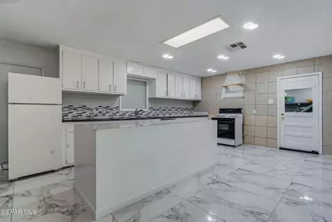 Kitchen - 171 Holguin Ave, Vinton, TX 79821 photo 2 of 7